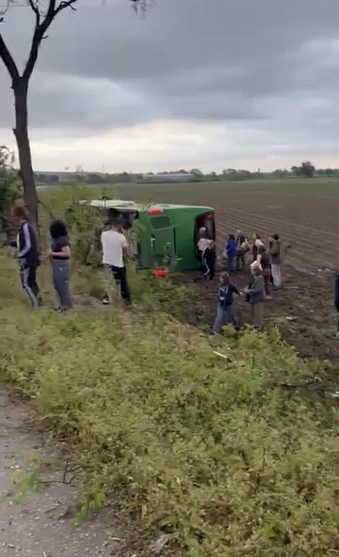 son-dakika-canakkalede-otobus-devrildi-cok-sayida-yarali-var-1779599953435.jpeg