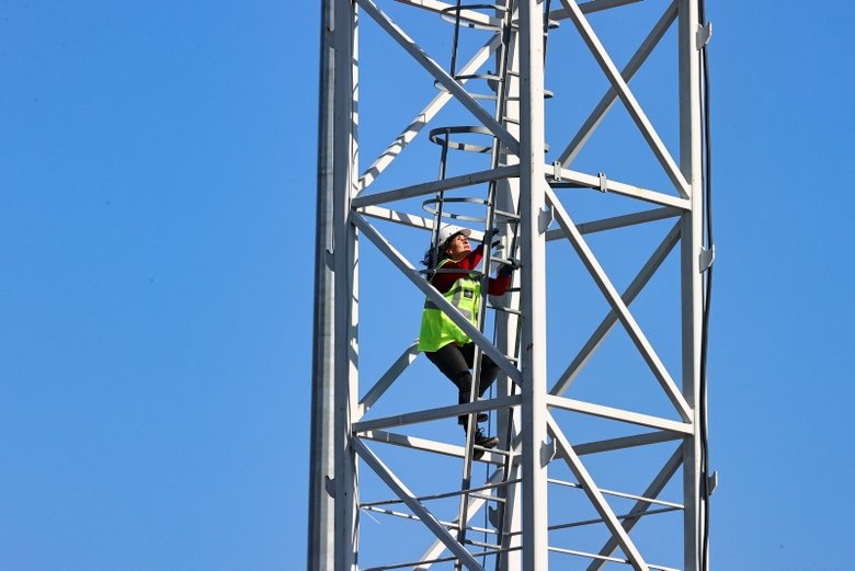 45 yaşında kule vinç ehliyeti alan kadın operatör, İzmir’deki yüksek binalara imzasını atıyor