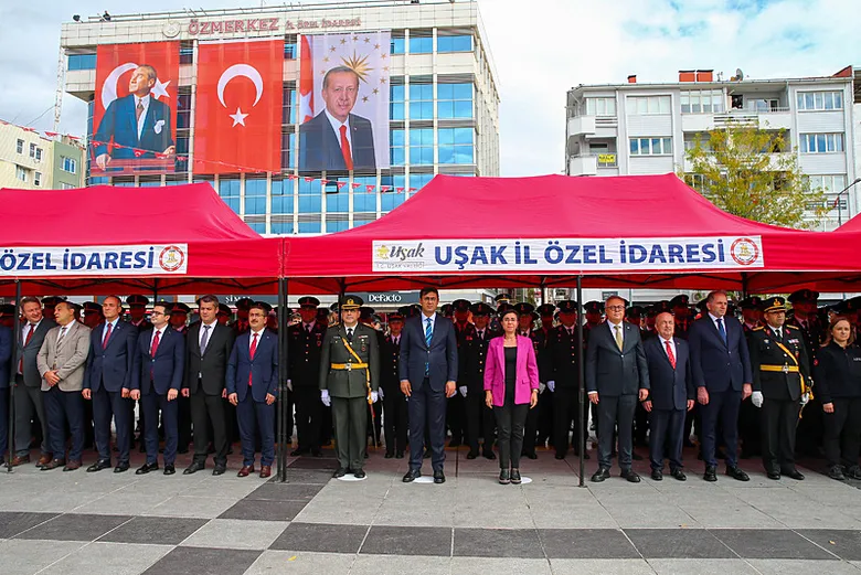 izmirde-cumhuriyet-bayrami-coskusu-tum-sehri-sardi-izmir-manisa-aydin-usak-ve-denizlide-cumhuriyet-gururu-yasa-1793187948083.png