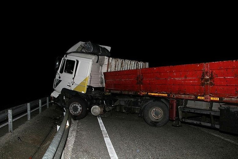 Kontrolden çıkan TIR, İzmir- Ankara D300 yolunu trafiğe kapattı