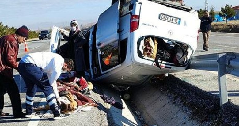 Afyonkarahisar’da hafif ticari araç refüje devrildi: 7 yaralı