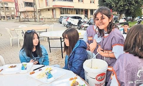 Sındırgı’da yüzlerce çocuk iftar yaptı