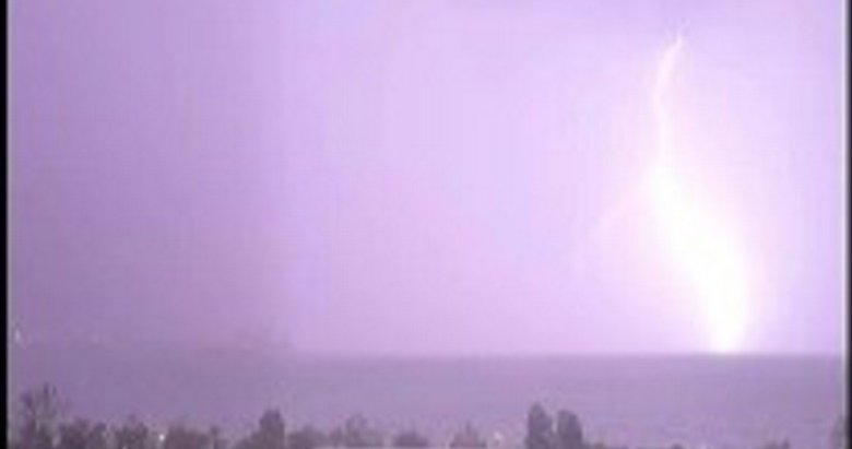 İzmir Körfezi’ne yıldırım düştü! O anlar kamerada