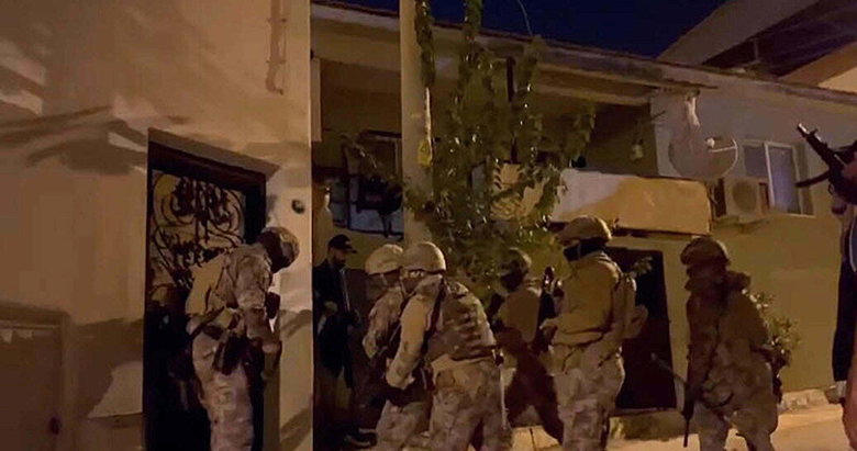 İzmir’de FETÖ operasyonu: 12 gözaltı