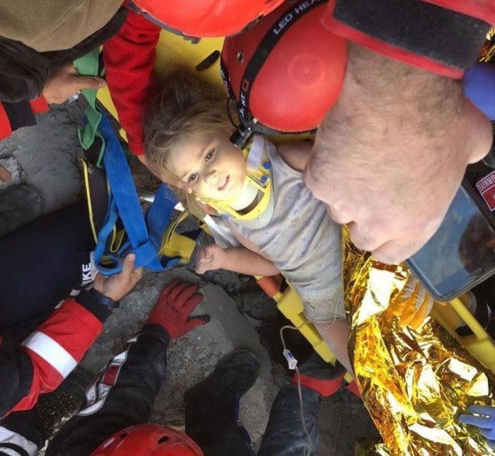 İzmir’de mucize kurtuluş! Ayda Bebek enkazdan çıkartıldı