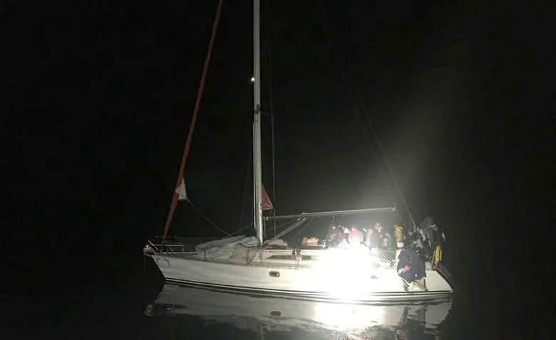 Tekneleri bozulan 150 göçmen kurtarıldı