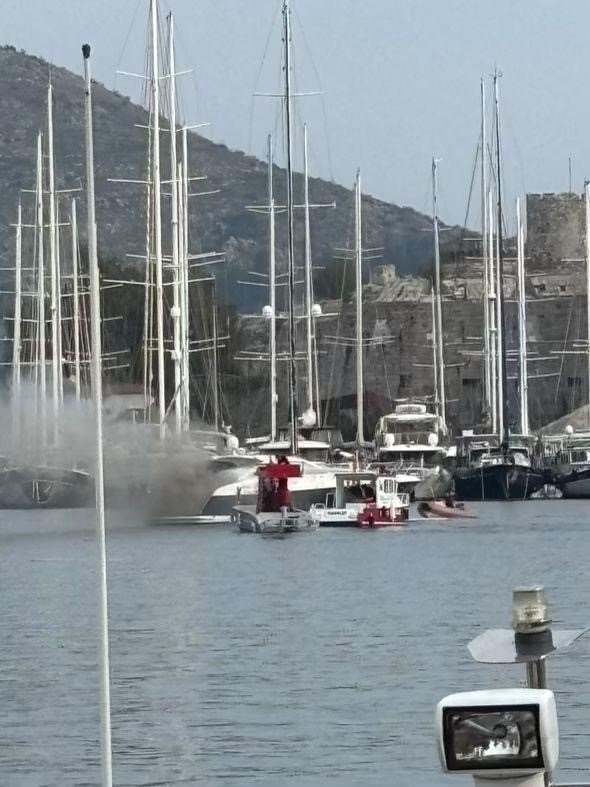 Bodrum’da milyon dolarlık motoryat alev alev yandı