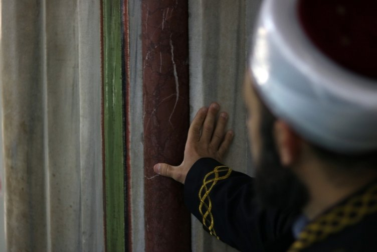 Manisa’da 434 yıllık camide bulunan terazi taşları görenlerin ilgisini çekiyor