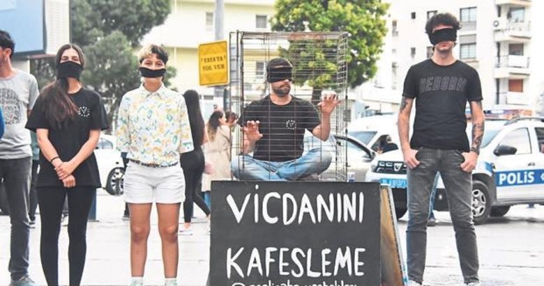 Sokak hayvanları için İzmir’de kafesli eylem