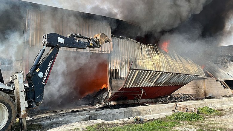 Bozdoğan’da kıl çadır imalathanesinde büyük yangın