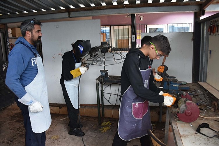 Atık malzemeleri dönüştürüp sanat eseri ortaya çıkardı!