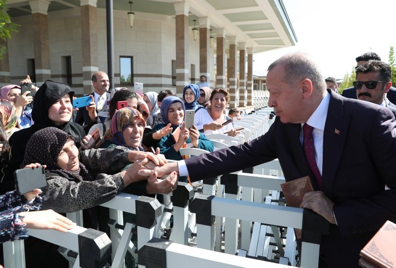 Başkan Recep Tayyip Erdoğan, cuma namazı çıkışında vatandaşlara kitap dağıttı