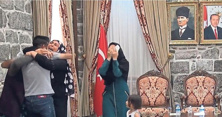 Evlat nöbetindeki 2 aile daha evlatlarına kavuştu