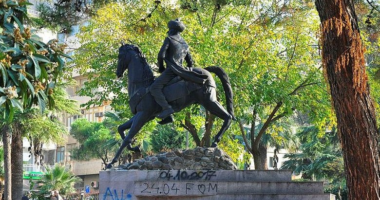 Manisa’da Fatih Sultan Mehmet heykeline büyük saygısızlık