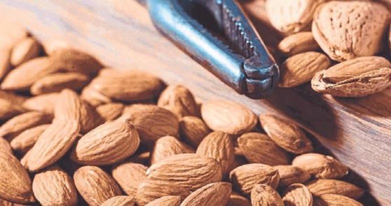 Badem yiyerek ağrılarınızı azaltın
