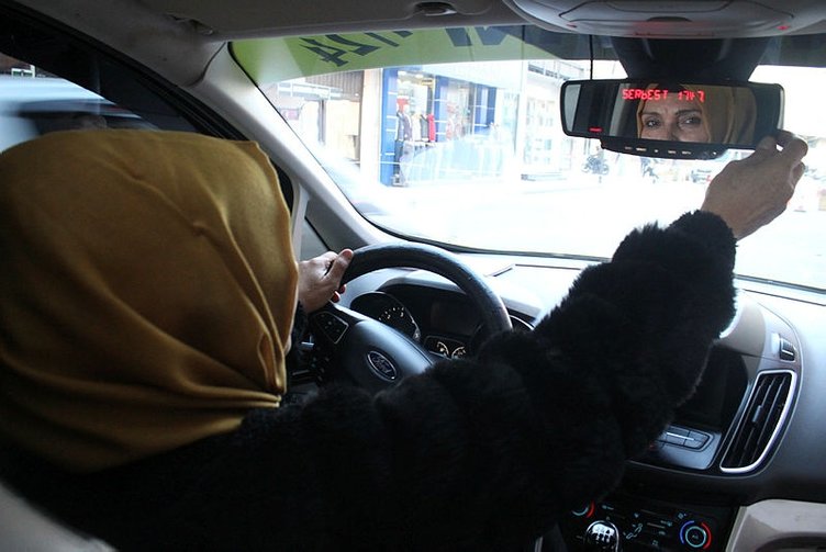 Uşak’ta 52 yaşında taksici olan 3 çocuk annesi kadın görenleri şaşırtıyor