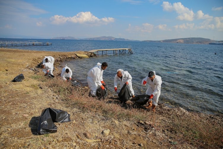 Foça’da denize sızan akaryakıt temizlendi