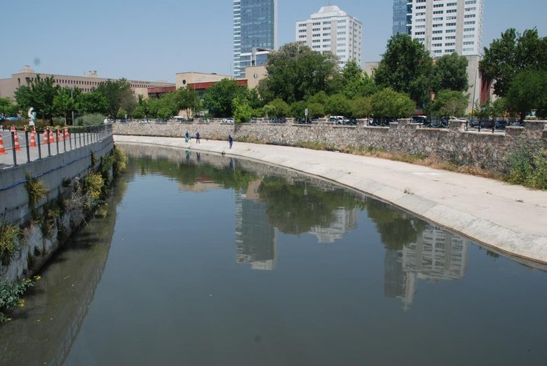 AK Parti’den İzmir’de koku tepkisi: Maskesiz durulmuyor