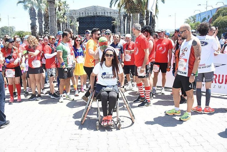 İzmir’de binlerce kişi katıldı! Koşamayanlar için koştular