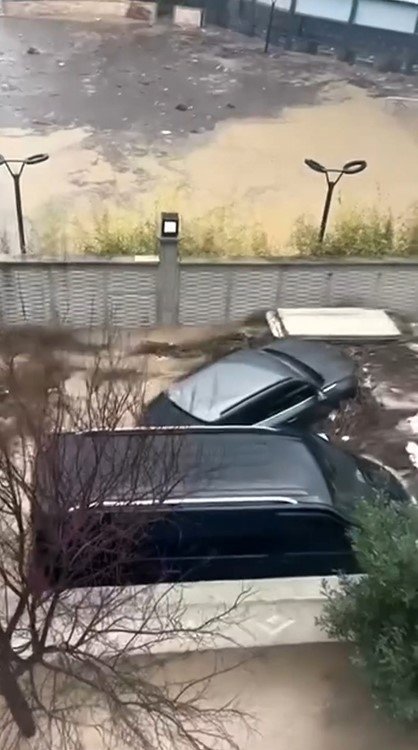 Kuşadası yağışa teslim: Araçlar sele kapıldı