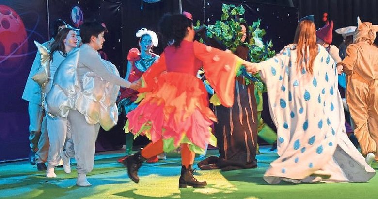 Depremzede çocuklar Başka Bi Küçük Prens’i izledi