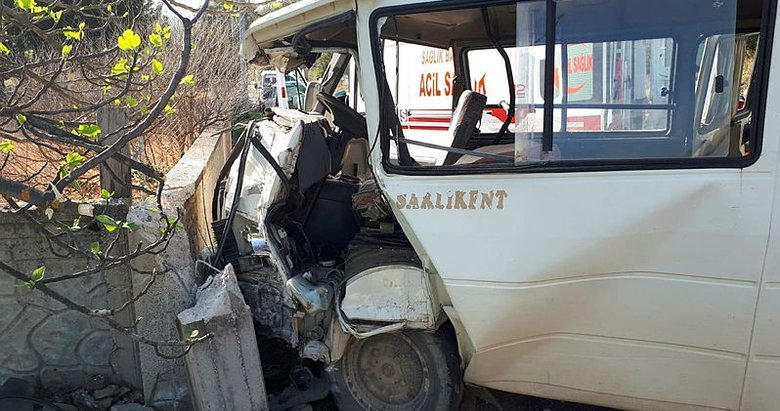 Muğla’da mezarlık duvarına çarpan minibüste 2 kişi yaralandı