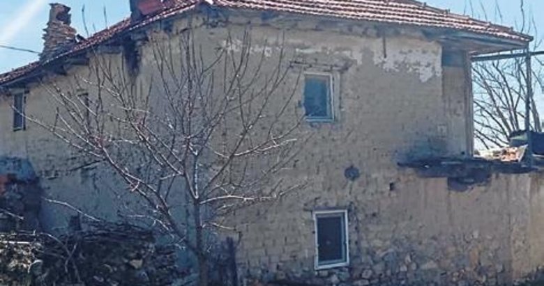 Evlat değil katil! Önce sopayla dövdü sonra başını taşla ezdi