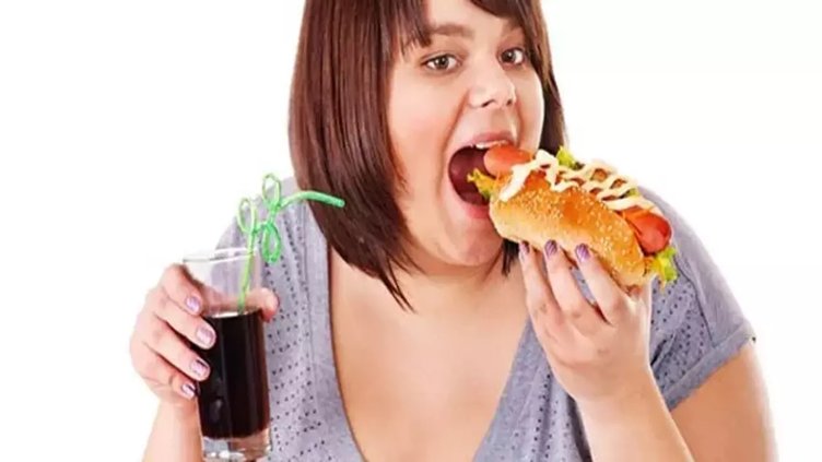 Her gün kola içtiğimizde oluşan etkileri: Fazla kola içmek zararlı mı?