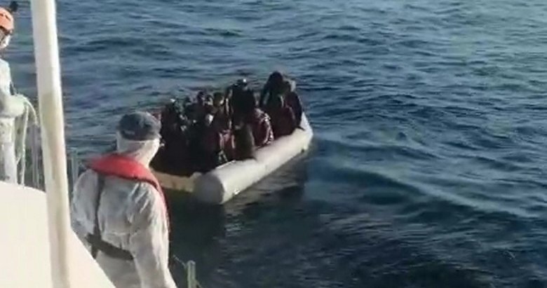 İzmir’de Türk kara sularına itilen 117 sığınmacı kurtarıldı