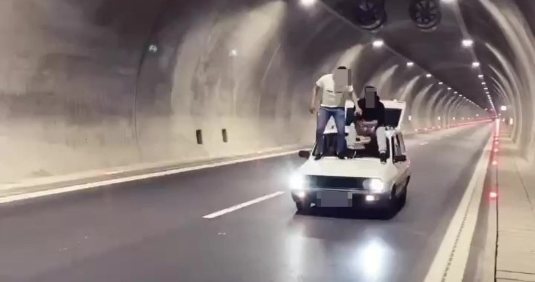 Denizli’de kazaya davetiye çıkaran görüntü! Seyir halindeki aracın üzerine çıkıp alkolle ellerini yıkadılar