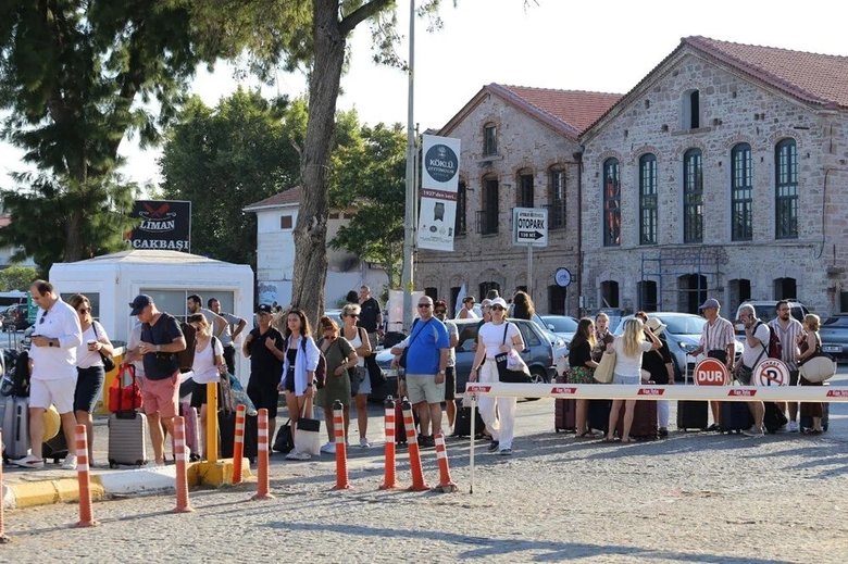 Midilli Adası’na gitmek için Ayvalık’a gelip metrelerce kuyruk oluşturdular