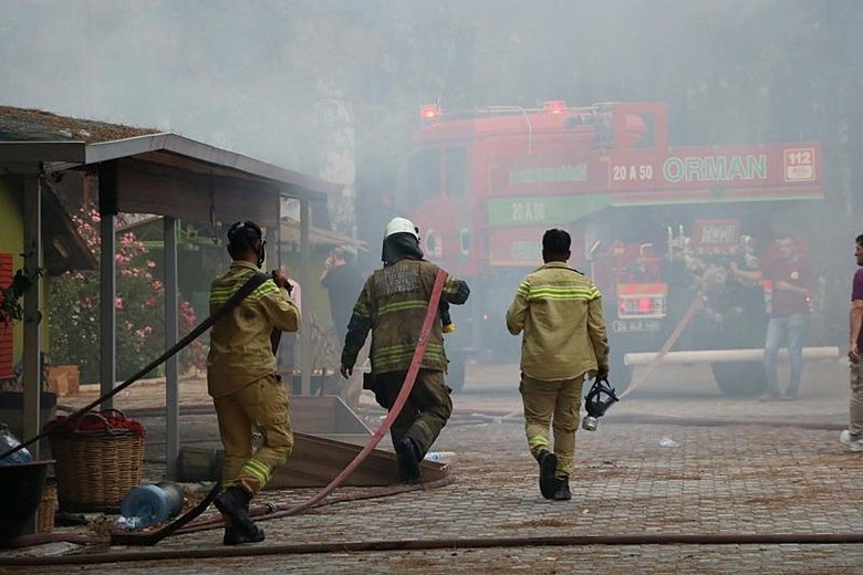 Çeşme ve Selçuk’ta da yangın! Kuşadası’na da sıçradı