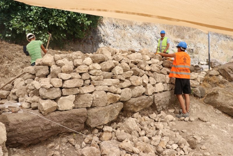 Daskyleion Antik Kenti’nde tarihi duvarlar gün ışığına çıkıyor