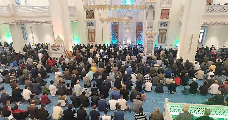 İzmir’de bayram namazı! Vatandaşlar camilere akın etti