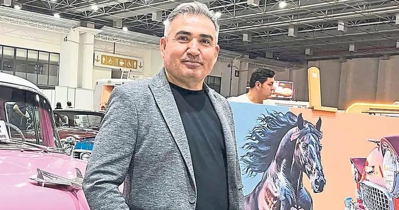 Resimlerinde atlarla otomobilleri buluşturdu