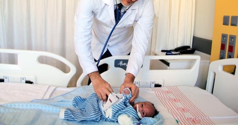 İzmir Şehir Hastanesi’nde yemek borusu ve makatı kapalı doğan bebek yaşama tutundu