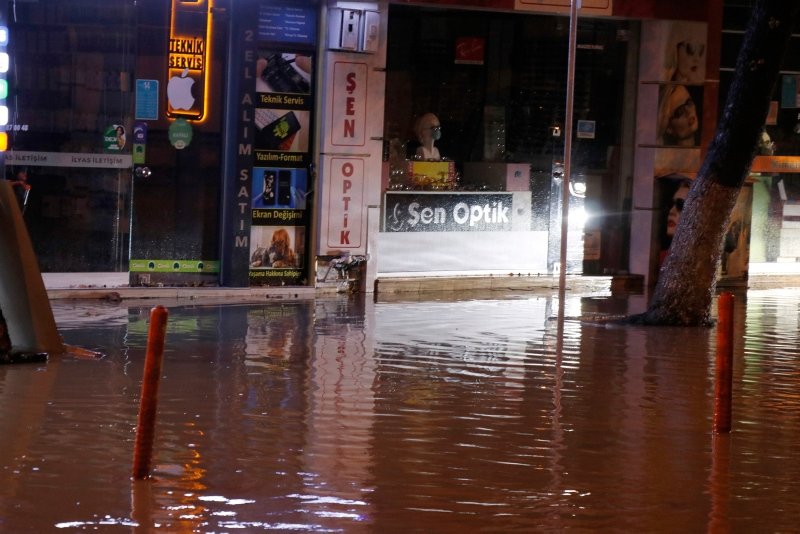 Şiddetli yağmur Fethiye’de su baskınlarına neden oldu