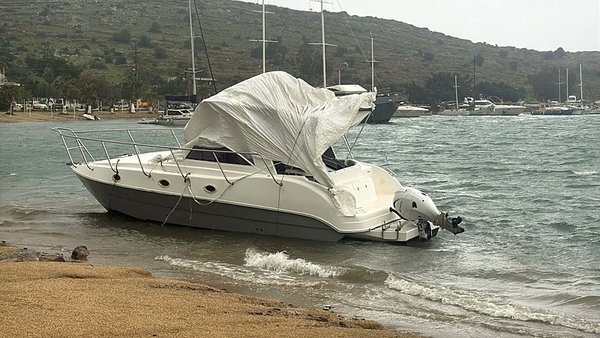 Bodrum’da fırtına kasıp kavurdu! Ağaçlar devrildi, motoryat karaya oturdu, feribot seferleri iptal edildi!