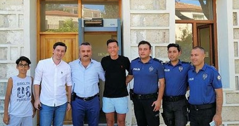 Ünlü futbolcu Mesut Özil’den Alaçatı’da polis merkezine ziyaret