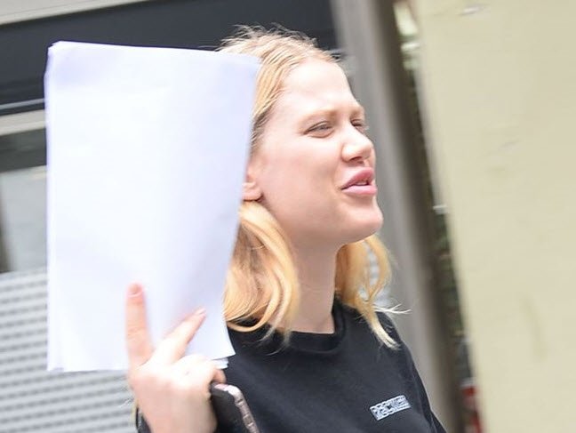 burcu biricik in makyajsiz hali saskina cevirdi