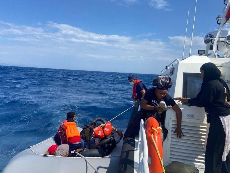 İzmir’de 62 düzensiz göçmen yakalandı