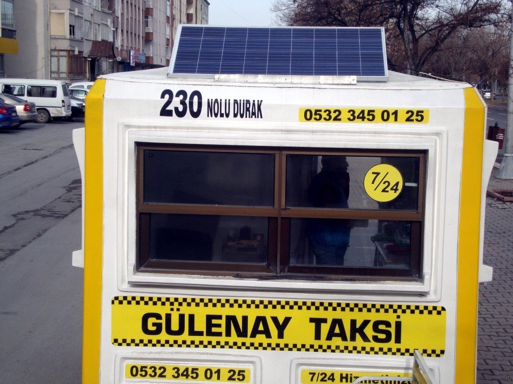 Taksi durağının elektriğini güneşten sağlıyor