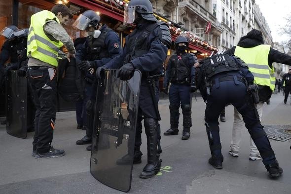 Fransa’da son dakika gelişmesi! Paris’te hayat durdu, gösteriler sürüyor