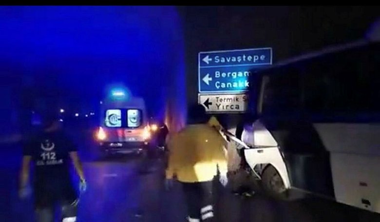 Soma’da maden işçilerini taşıyan servis midibüsü ile kamyon çarpıştı