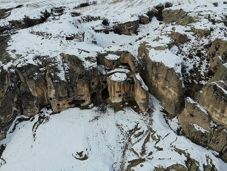 Frigya’da kayaya oyularak yapılan Ayazini Kilisesi inanç turizmine kazandırılacak