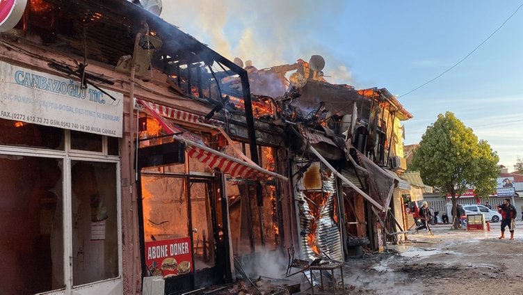 Afyonkarahisar’daki yangın kabusunda son durum! Alevler 20 dükkanı küle çevirdi