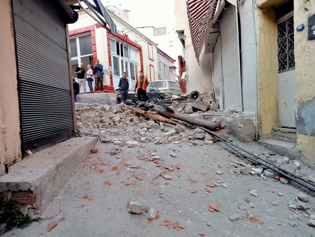 İzmir'de gece saatlerinde korkutan deprem! Bakan Soylu uyardı: Bir an önce değişmesi lazım