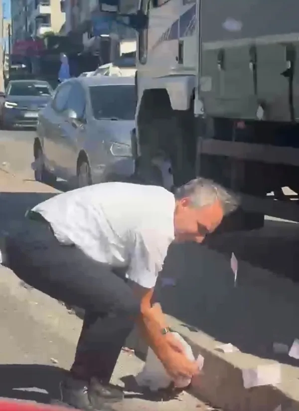 izmirde-film-gibi-anlar-destelerce-para-yola-sacildi-1785416721839.jpg