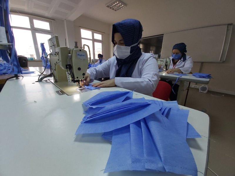 Çanakkale’de sağlıkçılar için günde bin maske üretiyorlar