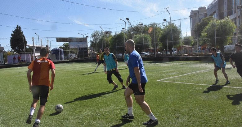 İzmir’de halı sahalarda yoğunluk! Çimleri öptüm maça öyle başladım